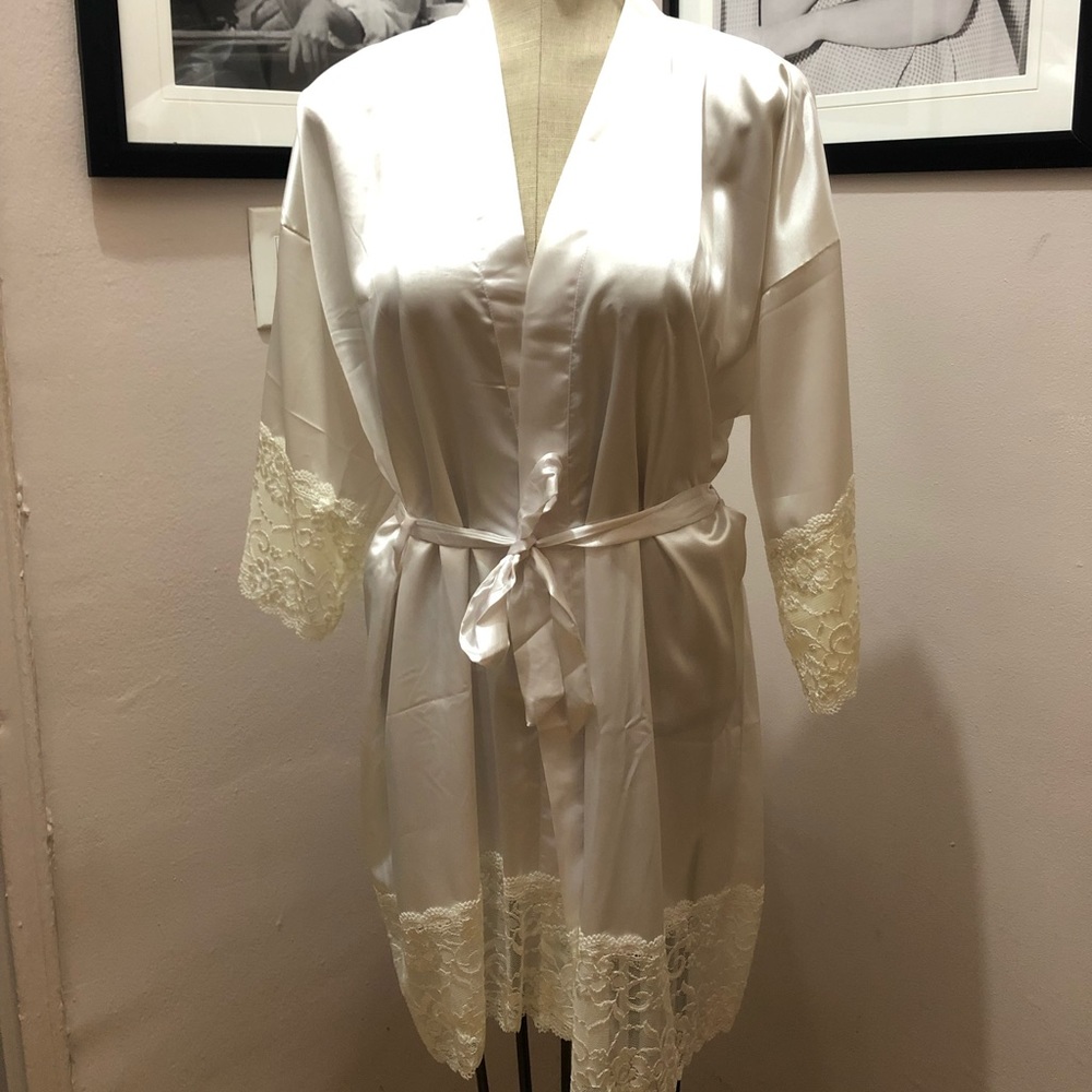 👰🏿👰🏽👰🏻👰🏼LACE BRIDE ROBE 💍👰🏻👰🏼👰🏿👰🏽 - Picture 4 of 7